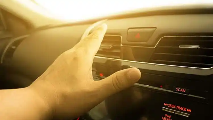 مكيف سيارتك تحت التحدي: كيف تتجنب الإجهاد والأعطال في صيف الإمارات وتضمن البرودة طوال العام؟